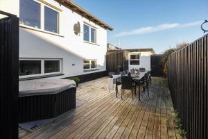 un patio con tavolo, sedie e una recinzione di 728-Thyboron-Fanovej-2 a Thyborøn