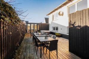 una terrazza in legno con tavolo e sedie. di 728-Thyboron-Fanovej-2 a Thyborøn