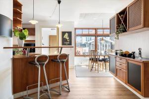 een keuken met een aanrecht en krukken. bij 719-Thyboron-Fanovej-3 in Thyborøn