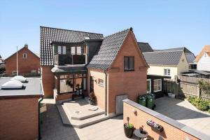 een luchtzicht op een huis met een dak bij 719-Thyboron-Fanovej-3 in Thyborøn