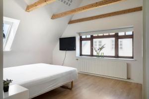 een witte slaapkamer met een bed en een raam bij 719-Thyboron-Fanovej-3 in Thyborøn