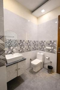 Et badeværelse på Hotel Wood Lark by Sidham Group # Budget Friendly