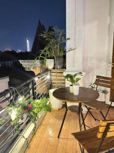 een terras met een tafel en stoelen op een balkon bij HuếDuo Homestay in Thôn Trường Giang
