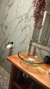 蒙特港Cabin with Jacuzzi的浴室水槽和木桌上的水龙头