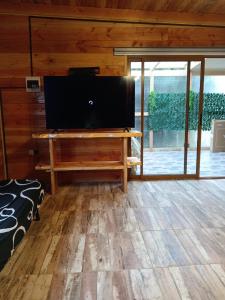 蒙特港Cabin with Jacuzzi的配有大屏幕平板电视的客厅