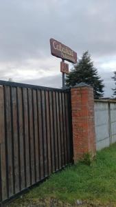 蒙特港Cabin with Jacuzzi的围栏旁立着一块花园城豪宅的招牌。