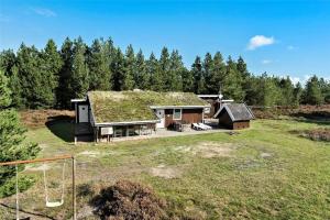 een afbeelding van een huis met een grasdak bij 0018-Romo-Trinnesvej-16 in Bolilmark