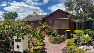 een tuin voor een huis met een brievenbus bij Frankston Vacation Home in Frankston East
