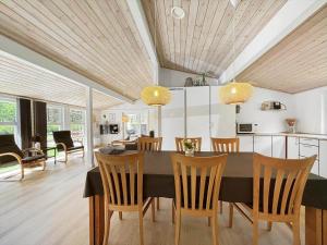een keuken en eetkamer met een tafel en stoelen bij 0001-Romo-Blabaervej-23 in Bolilmark