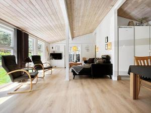 een woonkamer met een bank en stoelen bij 0001-Romo-Blabaervej-23 in Bolilmark