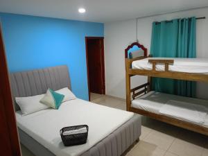 een slaapkamer met 2 stapelbedden en een blauwe muur bij CC House Cartagena in Cartagena