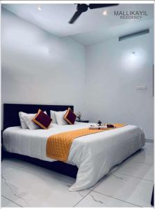 En eller flere senge i et værelse på MALLIKAYIL Residency
