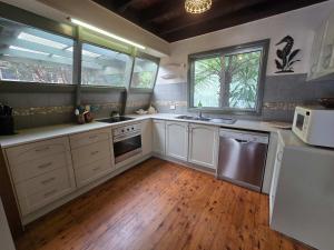 Køkken eller tekøkken på Cottage on the Lake - peaceful Burrill Lake escape