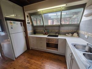 Køkken eller tekøkken på Cottage on the Lake - peaceful Burrill Lake escape