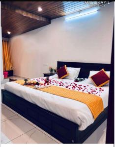 En eller flere senge i et værelse på MALLIKAYIL Residency