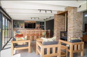 una veranda protetta con sedie e un tavolo di Highland gate Golf estate Mountain view 780 a Dullstroom