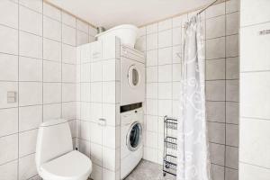 a bathroom with a toilet and a washing machine at 0005-Romo-Moritzvej-5 in Høm +19 photos