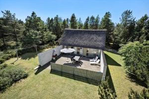 an overhead view of a house with a thatched roof at 0005-Romo-Moritzvej-5 in Høm