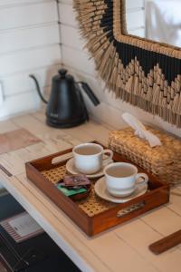 Příslušenství pro přípravu čaje a kávy v ubytování Aura Cottage