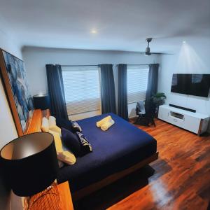 Et tv og/eller underholdning på 4 BDR Gardens Escape Inner City Townhouse with Secure Parking and Spa