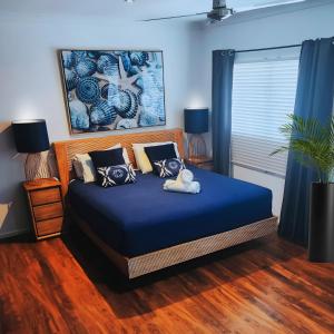 En eller flere senge i et værelse på 4 BDR Gardens Escape Inner City Townhouse with Secure Parking and Spa