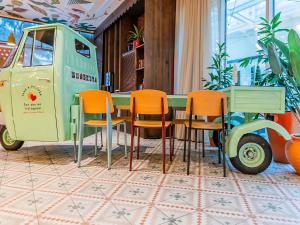 een tafel en stoelen in een ruimte met een foodtruck bij Hotel Ibis Lisboa Parque das Nações in Lissabon