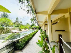 een gang van een gebouw met planten aan de zijkant bij Mango Selong in Selong Belanak +28 foto's