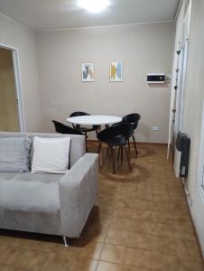 Et opholdsområde på CASA MENDOZA CENTRO con PILETA, CHECK IN AUTONOMO, en Mendoza Capital Céntrica, excelente ubicación, cómoda y confortable