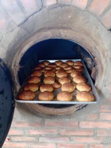 un lotto di biscotti in un forno di mattoni di Ecuturisticos Barbacoa casa de la luna a Cáqueza