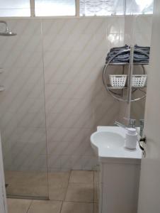 Et badeværelse på CASA MENDOZA CENTRO con PILETA, CHECK IN AUTONOMO, en Mendoza Capital Céntrica, excelente ubicación, cómoda y confortable + 10 billeder