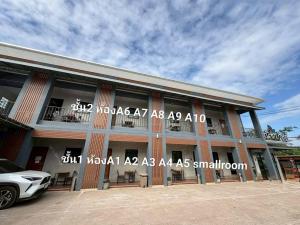 un bâtiment avec une voiture garée devant dans l'établissement โรงแรมพณิชาวิลล์, à Ban Sok Pho 1 autre photo