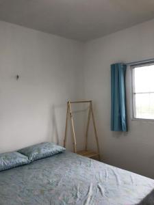 Giường trong phòng chung tại Suítes Som do Mar