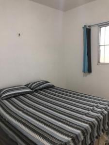 Giường trong phòng chung tại Suítes Som do Mar