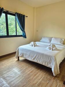 En eller flere senge i et værelse på Baan Suan Palm Lanta Long Beach