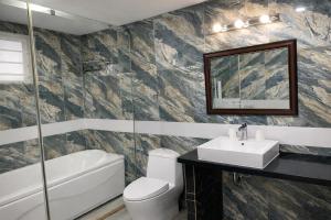 Et badeværelse på Khánh Ly Hotel - 庆丽酒店