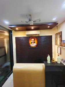 ein Zimmer mit einem Sofa und einem Bild an der Wand in der Unterkunft Galaxy Beach Residency in Velankanni