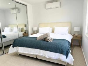 En eller flere senge i et værelse på Seventh Heaven - Outdoor Bath & Sauna