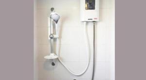 een douche met een douchekop aan de muur bij Seabreeze Bangsaen in Ban Thai Don (1) +107 foto's