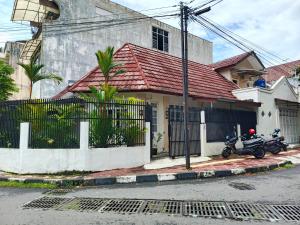een huis met twee motoren die er voor geparkeerd staan bij ABC Homestay in Sentool