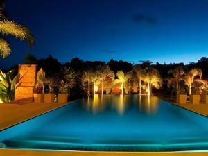 een zwembad in een resort 's nachts bij Monn Phu Phrai in Ban Pong