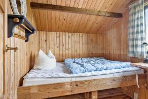 a bed in the inside of a sauna at 0009-Romo-Thadesvej-37 in Høm