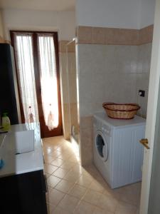 uma cozinha com uma máquina de lavar roupa num quarto em Casa in campagna da Franco em Dronero