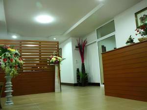 ein Krankenhauszimmer mit Blumen an der Wand in der Unterkunft Sukthavorn Residence in Ban Pa Tung (7) + 212 Fotos