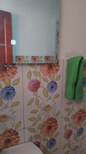 een badkamer met bloemenbehang aan de muur bij Jardín Andino Hostal in Copacabana +28 foto's