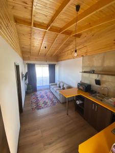 een woonkamer met een bank en een tafel bij playanorte in Choapa