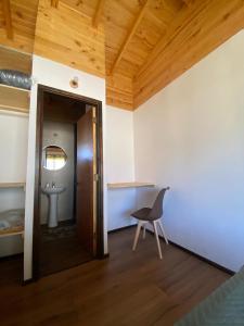 een slaapkamer met een bureau en een stoel in een kamer bij playanorte in Choapa