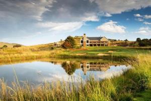 una casa su un campo da golf con laghetto di Highland gate Golf estate Mountain view 780 a Dullstroom