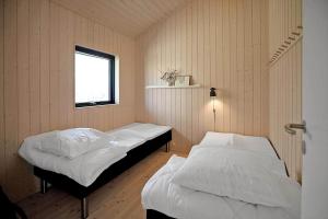 En eller flere senge i et værelse på 10064-Rorvig-Skansehagevej-12