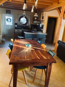 een houten tafel en stoelen in een keuken bij La Longère des Oies in La Celle-sous-Gouzon +9 foto's