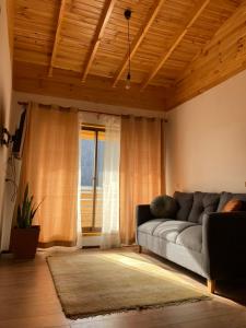 een woonkamer met een bank en een raam bij playanorte in Choapa